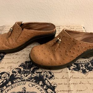 Ariat Women’s Ostrich. Clogs